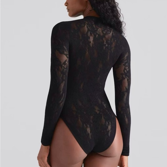 SKIMS Knit Lace Mock Neck Bodysuit | Onyx Limited Edition - Picture 3 of 7